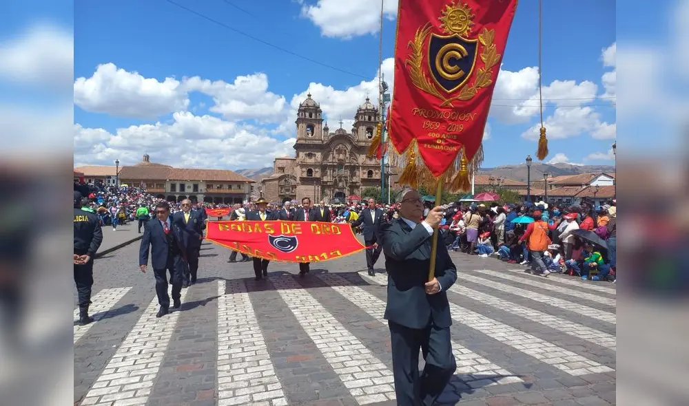 Los exalumnos del bolivariano plantel desfilaron por la Plaza Mayor de la Ciudad Imperial. Foto: La República Los exalumnos del bolivariano plantel desfilaron por la Plaza Mayor de la Ciudad Imperial. Foto: La República