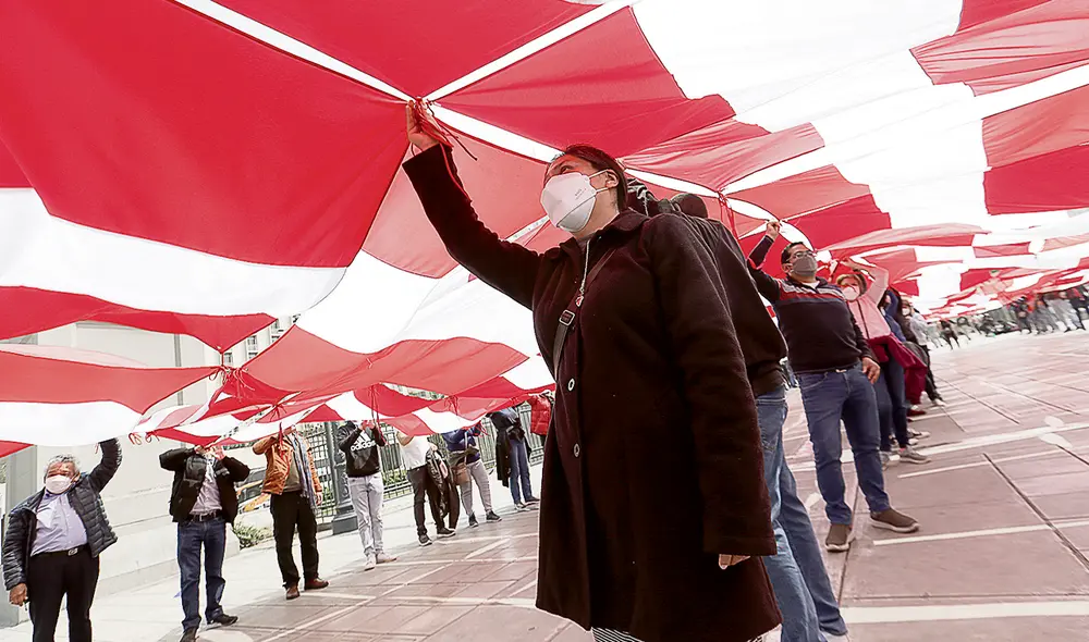 Gesto. Ciudadanos lanzan mensaje de unidad y real patriotismo. Foto: Antonio Melgarejo/ La República Gesto. Ciudadanos lanzan mensaje de unidad y real patriotismo. Foto: Antonio Melgarejo/ La República