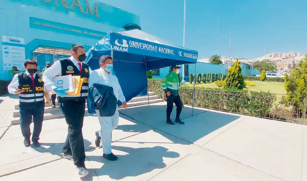 Con las manos en la masa. Policías y fiscales en pleno desarrollo del examen de ingreso de la Universidad de Moquegua. Foto: difusión Con las manos en la masa. Policías y fiscales en pleno desarrollo del examen de ingreso de la Universidad de Moquegua. Foto: difusión