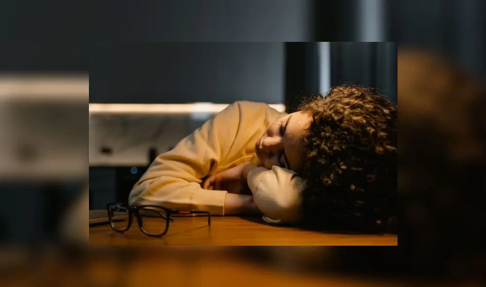 Mover constantemente los ojos al dormir tiene una explicación científica. Foto: Pexels