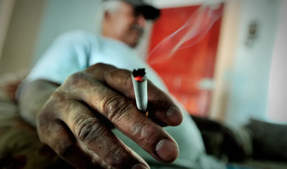 El estudio de la cardióloga Jaqueline Scholz dio como resultado un 65% de pacientes que dejaron de fumar con el tratamiento de "fumar como castigo". Foto: EFE