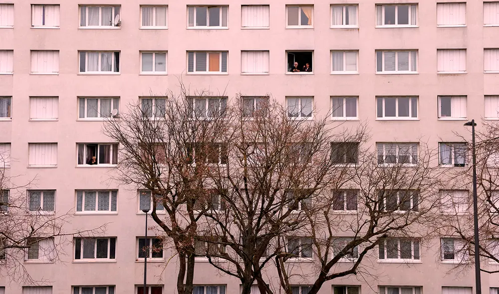 El sujeto intentó saltar del edificio con el objetivo de cometer suicidio. Foto: AFP. El sujeto intentó saltar del edificio con el objetivo de cometer suicidio. Foto: AFP.
