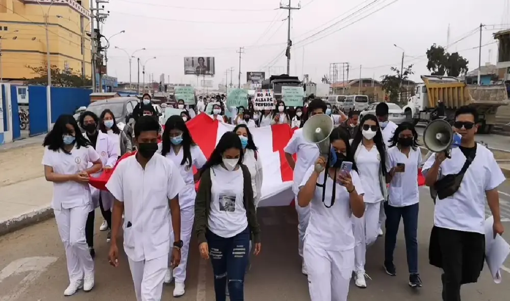 Estudiantes de las carreras de Medicina y Enfermería de la Universidad Señor de Sipán protestaron por el alza de pensiones. Foto: captura de vídeo/TVi Noticias