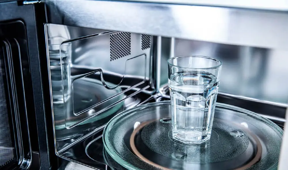 Calentar agua en el microondas puede ocasionar graves daños si no se ejecuta de manera correcta. Foto: Saia