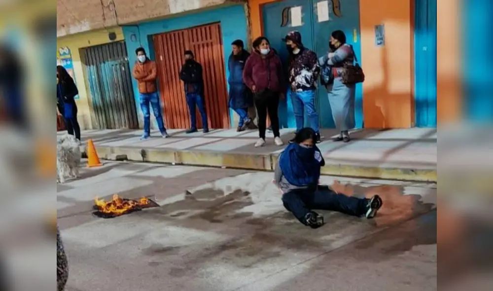 Enfurecidos comerciantes capturaron a la presunta delincuente. Foto: Fama TV
