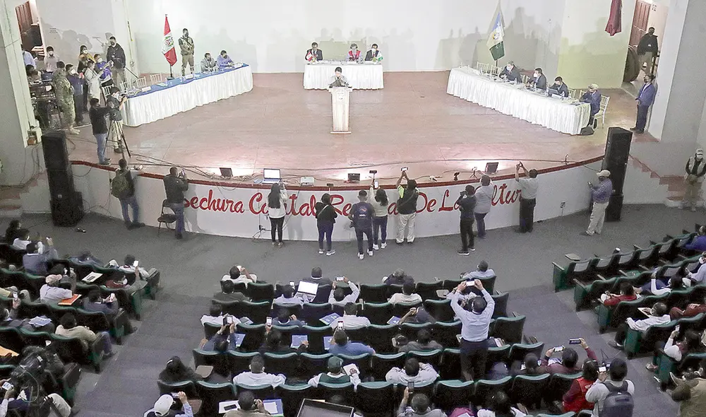 En comunión. El jefe del Estado se acercó a los asistentes para saludarlos y tomarles la mano en una muestra de identificación. Foto: difusión