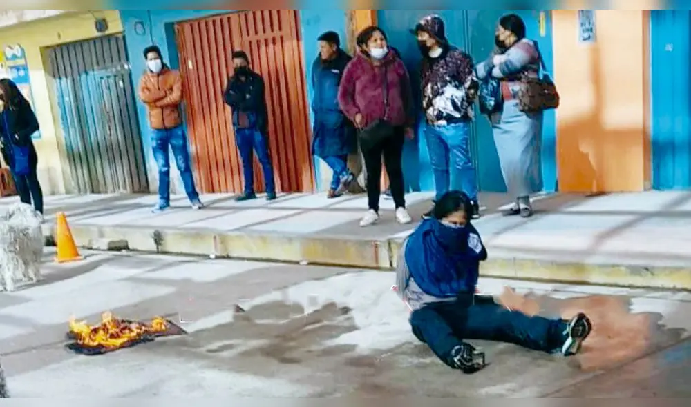 Dos actos. Rondas capturaron a una mujer y le cortaron el pelo. Al costado uno de los jóvenes demuestran su inocencia. Dos actos. Rondas capturaron a una mujer y le cortaron el pelo. Al costado uno de los jóvenes demuestran su inocencia.