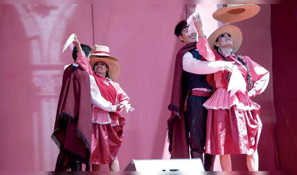 Festidanza. Delegación de Arequipa que participará en Festidanza se presentó en la plaza. Foto: La República/Rodrigo Talavera