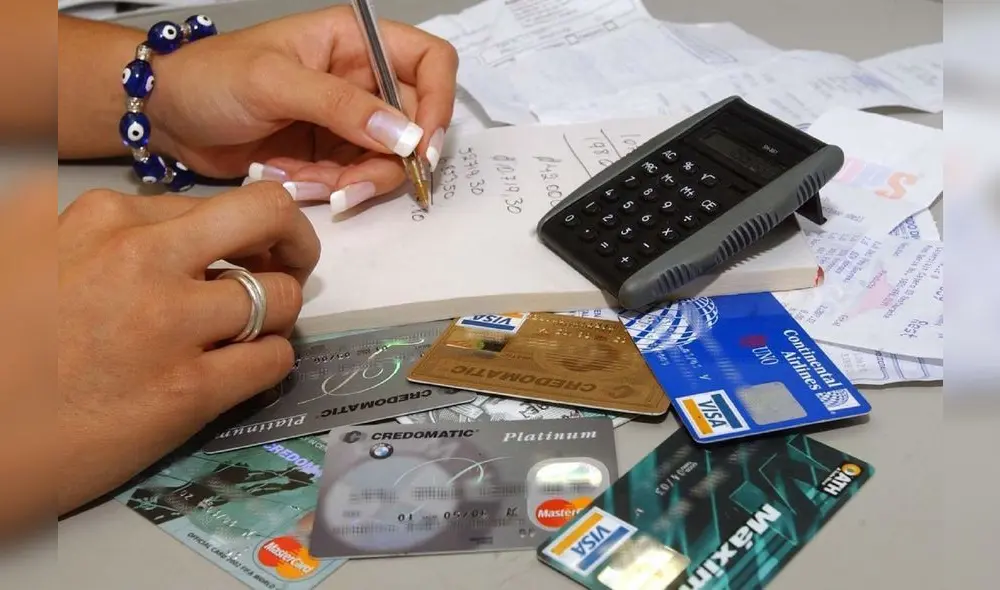 Las entidades financieras no pueden cobrar por tramitar un reclamo o realizar asesorías financieras vinculadas con el servicio financiero. Foto: Andina