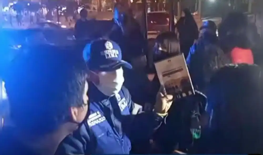 Unos jóvenes danzantes fueron amedrentados por agentes del serenazgo de la Municipalidad de Lima. Foto: captura Buenos días Perú.