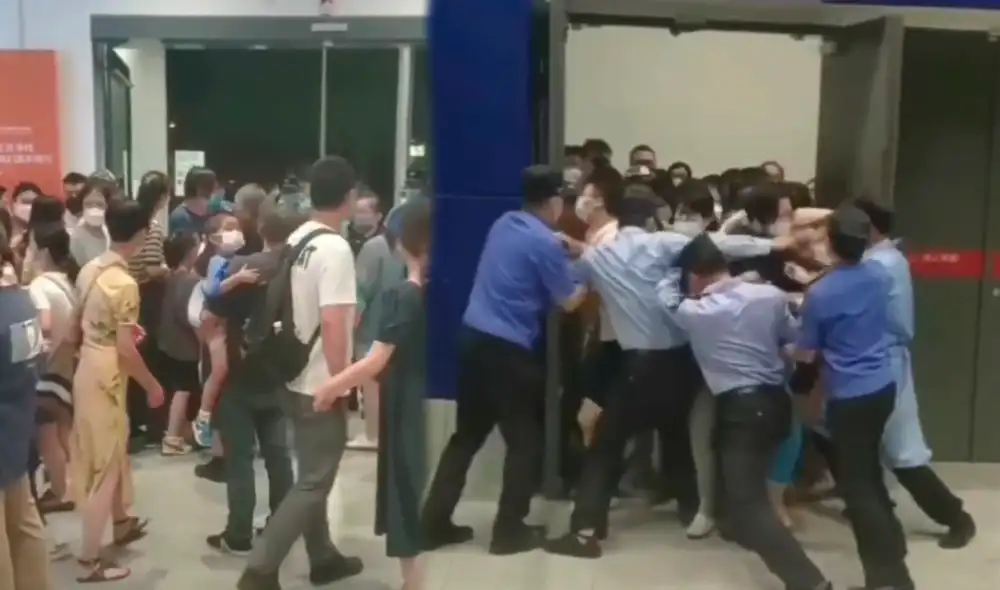 Cientos de compradores escaparon exaltados de la tienda antes de que los confinaran dentro de ella. Foto: composición LR/@GundamNorthrop/Twitter Cientos de compradores escaparon exaltados de la tienda antes de que los confinaran dentro de ella. Foto: composición LR/@GundamNorthrop/Twitter