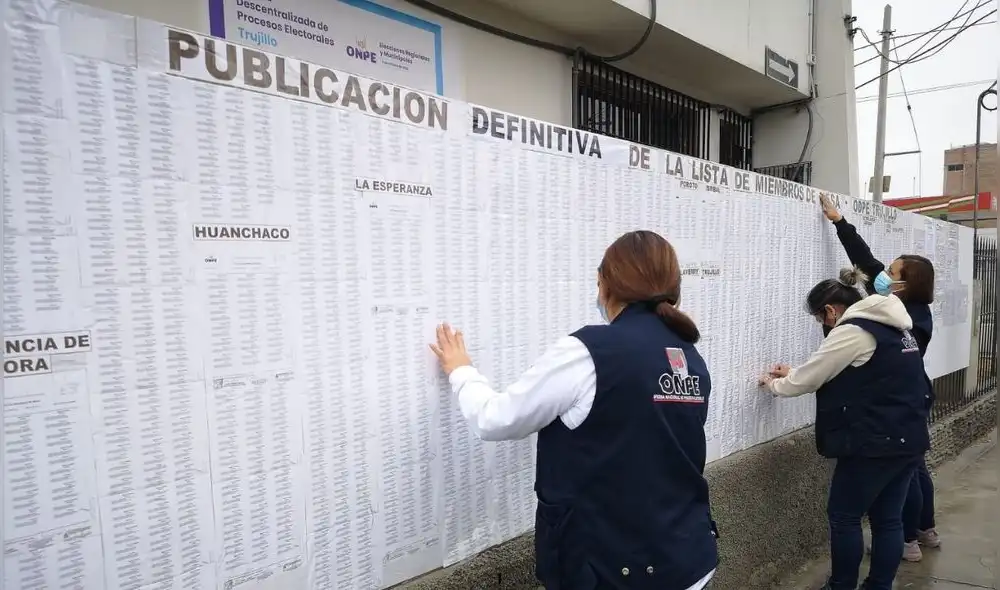 Listas están pegadas en el frontis de la ODPE-Trujillo. Foto: ODPE