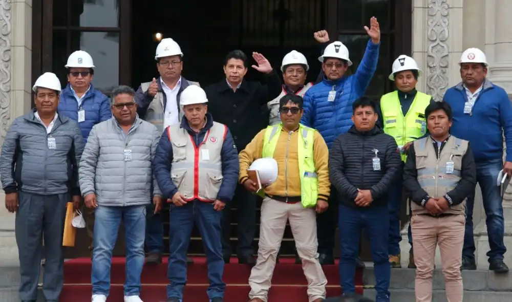 Pedro Castillo recibió a pequeños mineros en Palacio de Gobierno. Foto: Carlos Félix / La República Pedro Castillo recibió a pequeños mineros en Palacio de Gobierno. Foto: Carlos Félix / La República