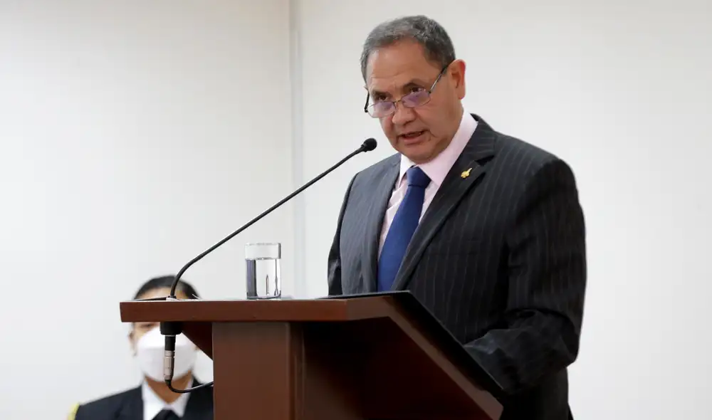 El aún titular del sector enfrenta algunos cuestionamientos en torno a un presunto viaje familiar utilizando un avión del Estado. Foto: Mindef El aún titular del sector enfrenta algunos cuestionamientos en torno a un presunto viaje familiar utilizando un avión del Estado. Foto: Mindef