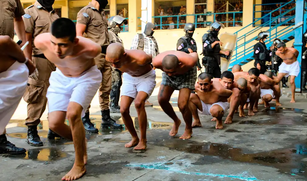 Ni el Gobierno de El Salvador ni las autoridades de Seguridad han detallado cuántos de los arrestados son pandilleros y cuántas sus colaboradores. Foto: EFE Ni el Gobierno de El Salvador ni las autoridades de Seguridad han detallado cuántos de los arrestados son pandilleros y cuántas sus colaboradores. Foto: EFE