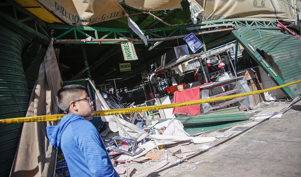 Puestos quedaron completamente destruidos. Foto: Rodrigo Talavera/La República Puestos quedaron completamente destruidos. Foto: Rodrigo Talavera/La República