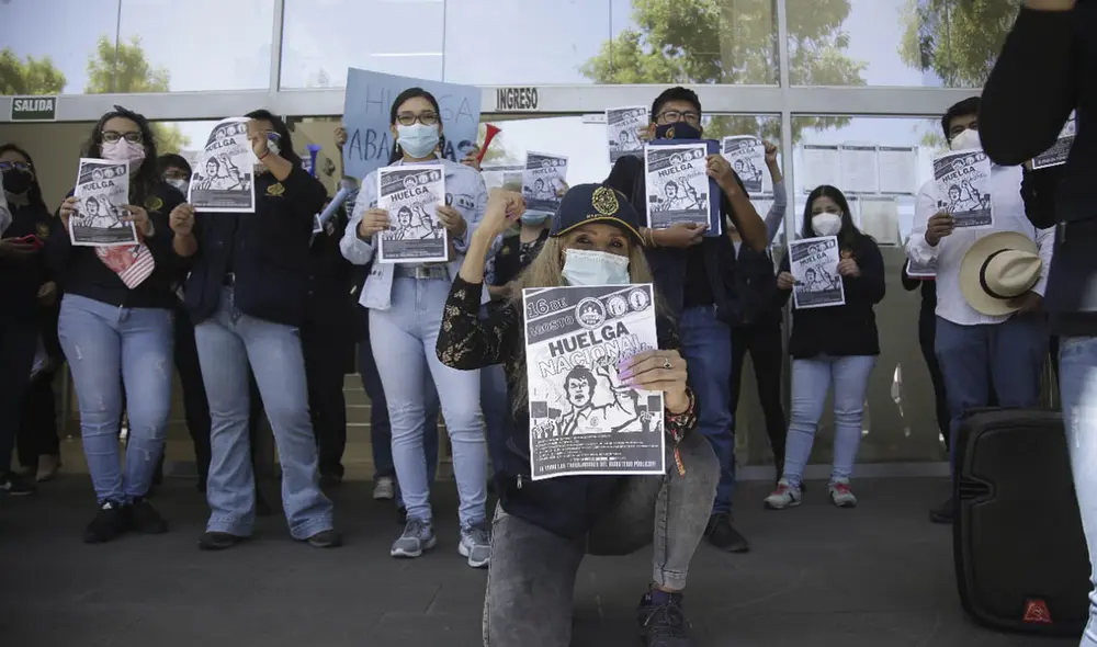 Los trabajadores también piden nombramiento del personal médico y los peritos forenses que laboran en sus áreas respectivas. Foto: Rodrigo Talavera/La República Los trabajadores también piden nombramiento del personal médico y los peritos forenses que laboran en sus áreas respectivas. Foto: Rodrigo Talavera/La República