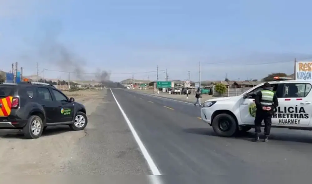 Un hombre resultó herido luego de que el camión cisterna que conducía se incendiara. Foto: RSD Noticias Un hombre resultó herido luego de que el camión cisterna que conducía se incendiara. Foto: RSD Noticias