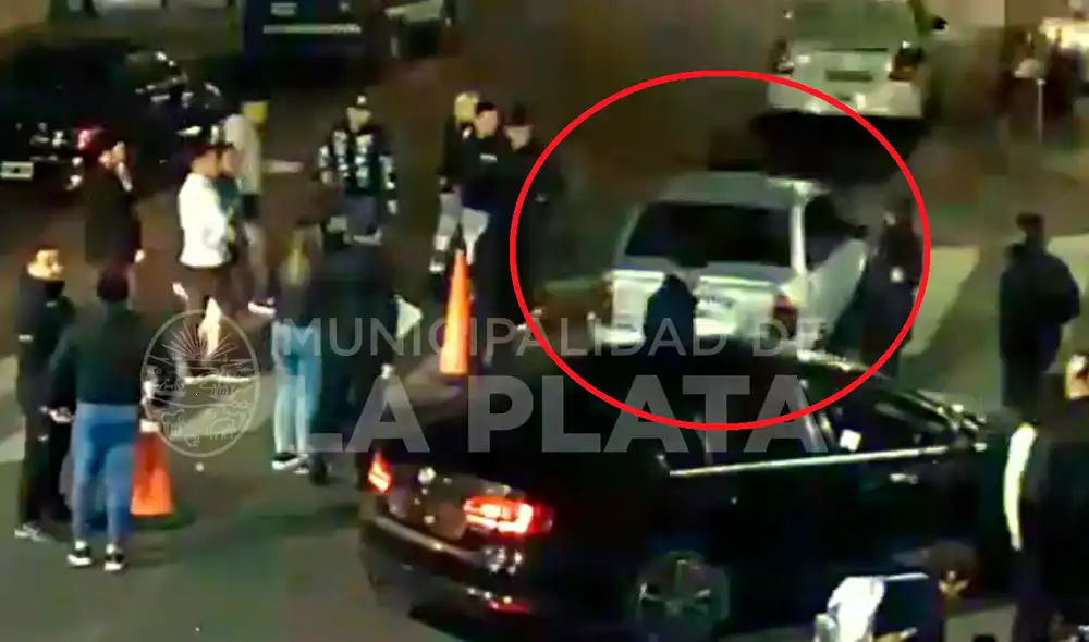 Al huir, no se percató de que dejó los papeles del auto en manos de los policías. Foto: Municipalidad de La Plata Al huir, no se percató de que dejó los papeles del auto en manos de los policías. Foto: Municipalidad de La Plata