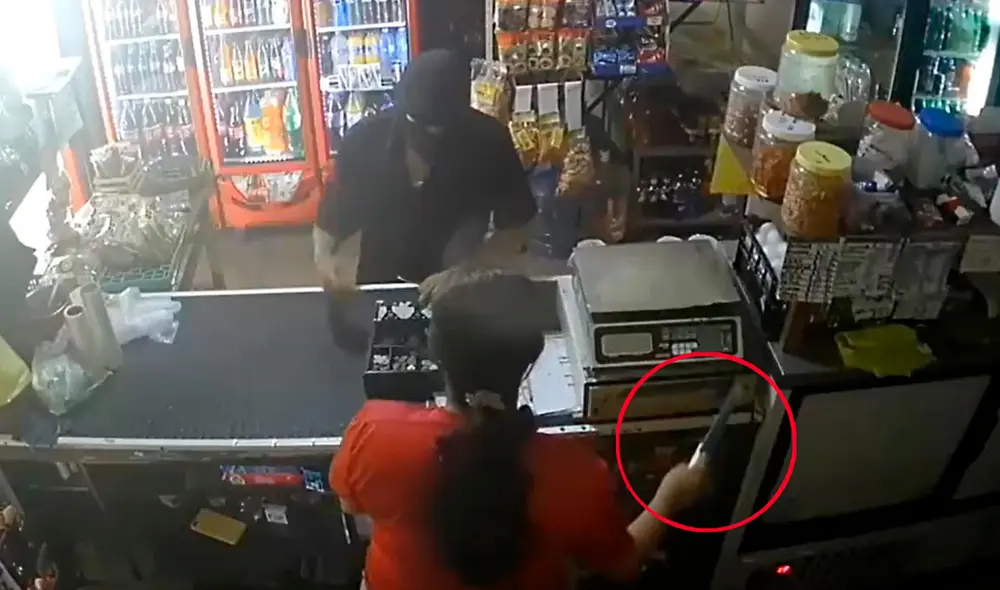 Momento exacto en que la vendedora se arma de valor y ataca la cara de su agresor. Foto: captura de Twitter/@La_Lealtad_Mx Momento exacto en que la vendedora se arma de valor y ataca la cara de su agresor. Foto: captura de Twitter/@La_Lealtad_Mx