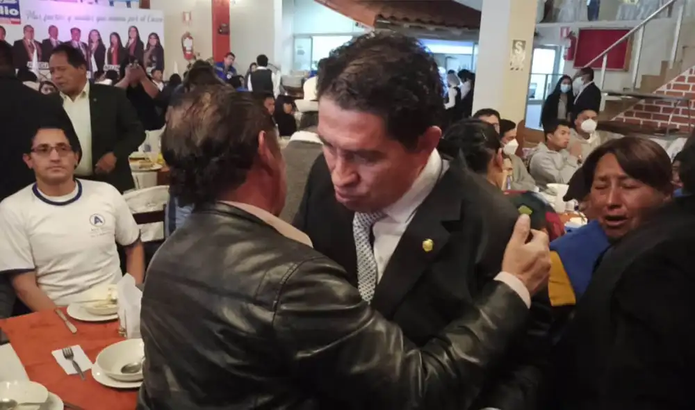 Luis Florez recibió palabras de apoyo de sus familiares, amigos y colegas de su partido político. Foto: URPI/Alexander Flores Luis Florez recibió palabras de apoyo de sus familiares, amigos y colegas de su partido político. Foto: URPI/Alexander Flores