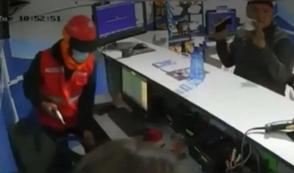 Un ladrón se vistió de obrero de construcción para asaltar una casa de apuestas en la región La libertad. Foto: captura de América Noticias