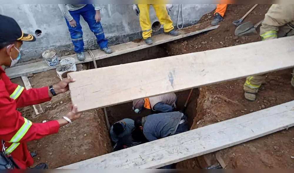 Obreros y bomberos sumaron esfuerzos para rescatar cuerpo del constructor. Foto: cortesía para La República Obreros y bomberos sumaron esfuerzos para rescatar cuerpo del constructor. Foto: cortesía para La República