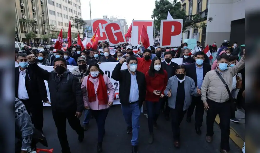 Decenas de trabajadores manifestaron su respaldo a los decretos que modifican reglamentos laborales en nuestro país. También ratifican la creación de una nueva Constitución. Foto: CGTP