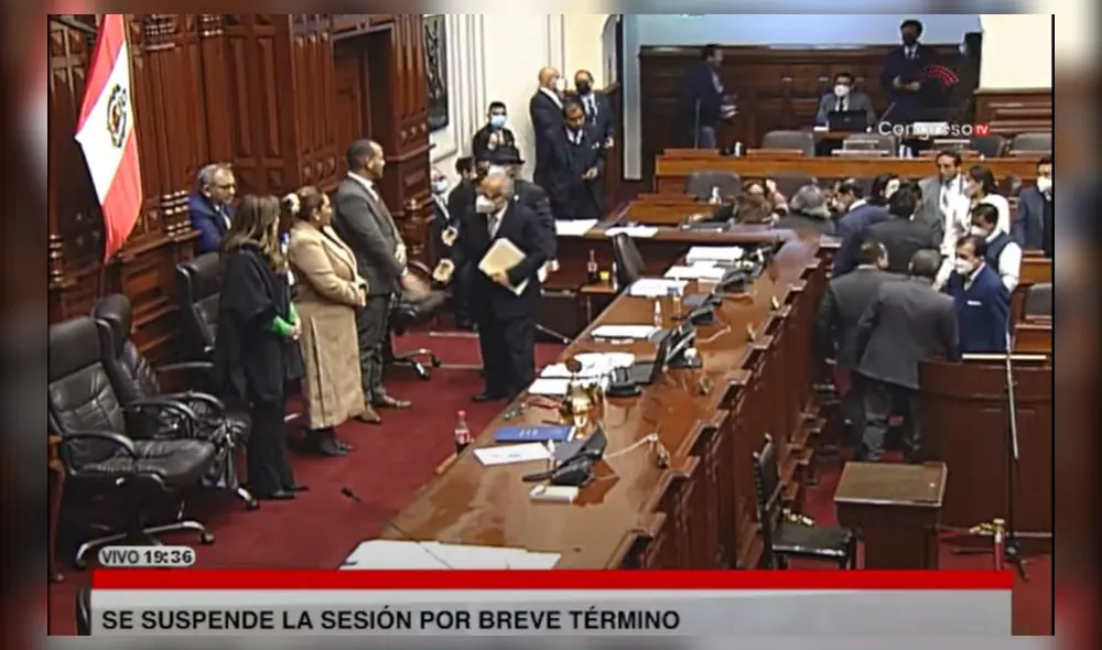 Salida de Aníbal Torres del Hemiciclo. Foto: Captura Congreso Salida de Aníbal Torres del Hemiciclo. Foto: Captura Congreso