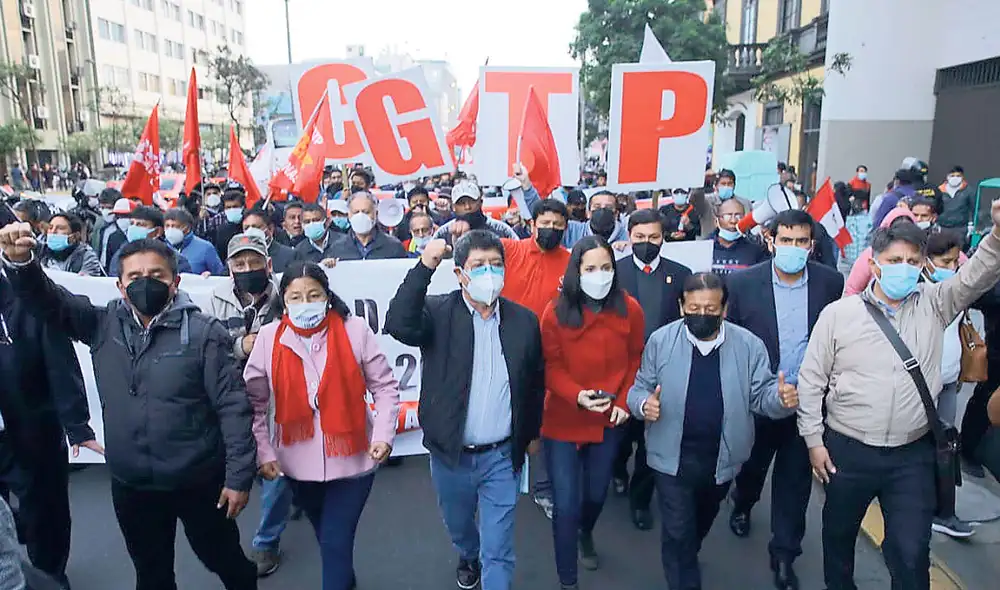 Marcha. Gremios sindicales protestaron contra el Congreso.