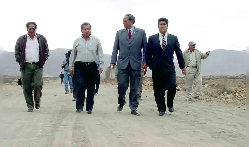 Pisando fuerte. En Mollebaya, el ex administrador de Melgar Alejandro Tapia, el ex presidente Alejandro Corrales, Manuel Burga y Robert Gutiérrez. Foto: La República