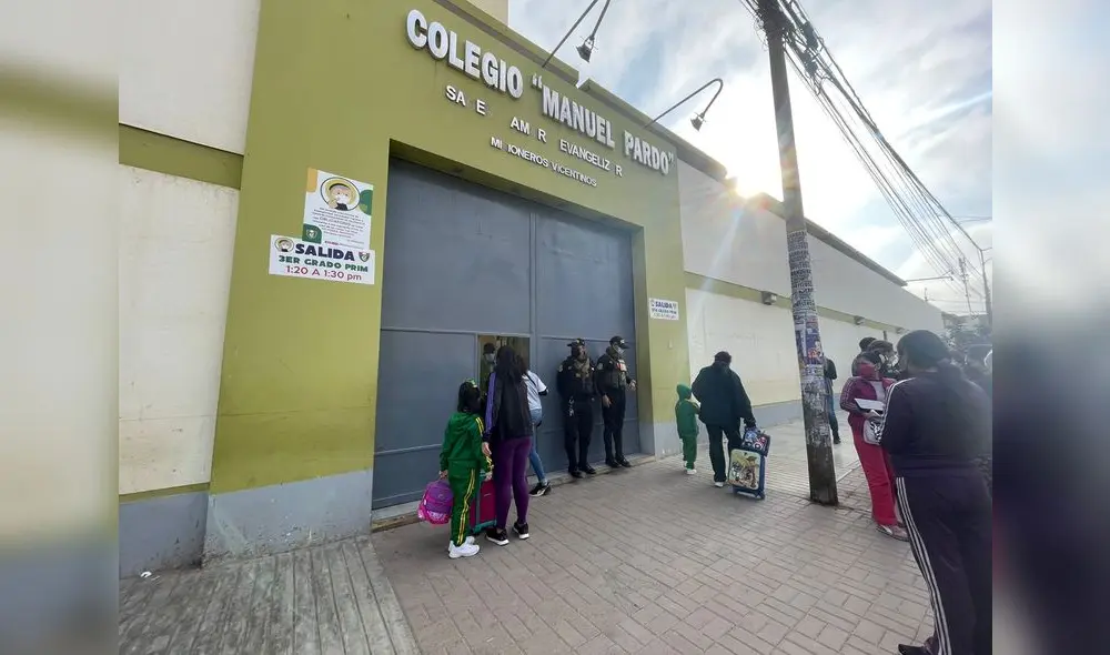 Tenso ambiente se vive en las afueras de la institución educativa. Foto: Rosa Quincho/URPI-LR Tenso ambiente se vive en las afueras de la institución educativa. Foto: Rosa Quincho/URPI-LR