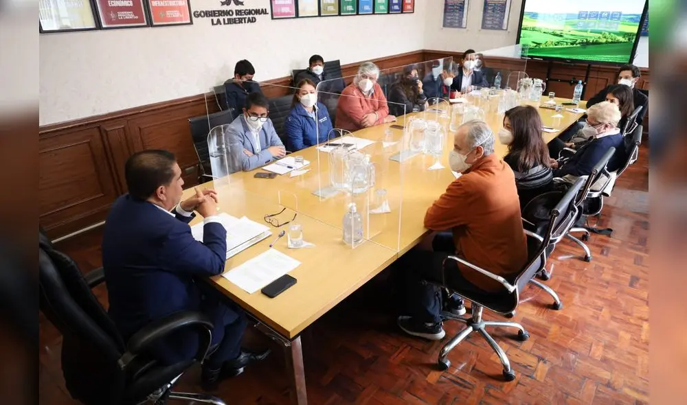 Funcionarios regionales revisaron el proyecto con representantes del Banco Mundial. Foto: GRLL Funcionarios regionales revisaron el proyecto con representantes del Banco Mundial. Foto: GRLL