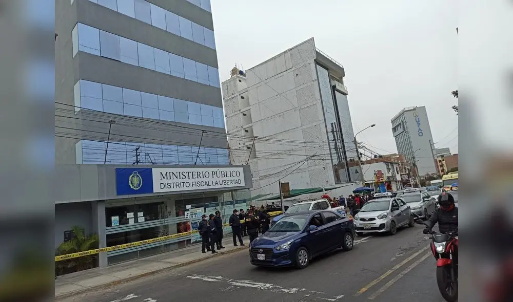 Policía acordó la zona para evitar daños personales. Foto: La República/Yolanda Goicochea