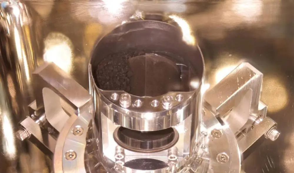 Cápsula con material del asteroide Ryugu que es analizado en laboratorio. Foto: JAXA
