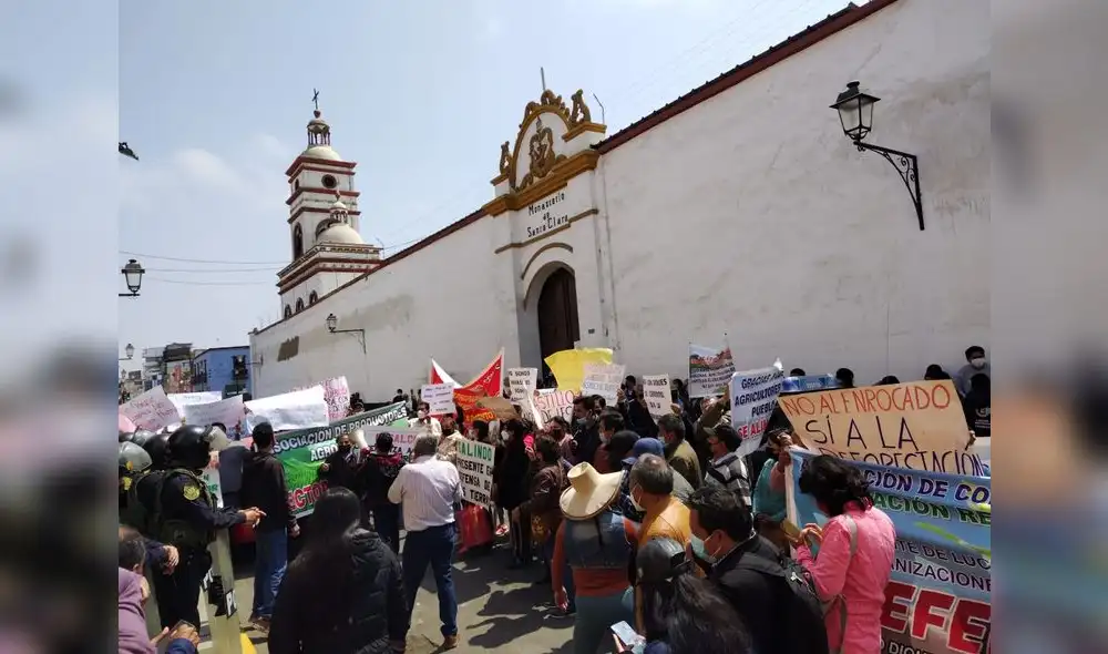 A viva voz y con pancartas, pobladores defendían su punto de vista. Foto: Yolanda Goicochea/La República