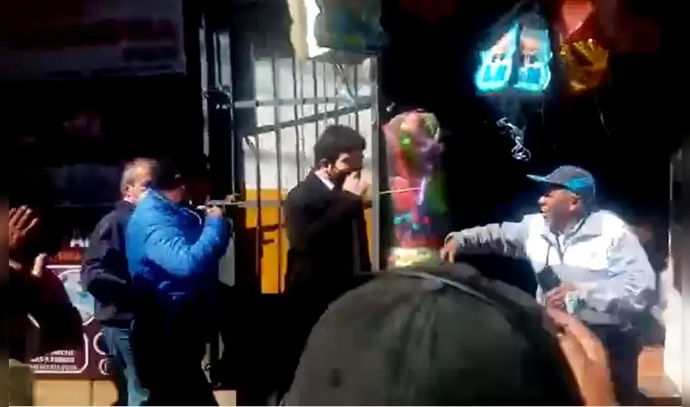 Lucas Ghersi tuvo que huir de la turba mientras era resguardado por algunos hombres. Foto: captura de video de cortesía