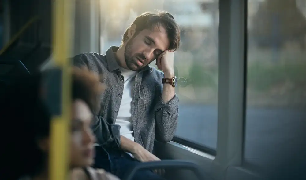 ¿Cuál es el secreto de las personas que duermen en el transporte público y despiertan justo antes de llegar a su destino? Foto: Adobe Stock