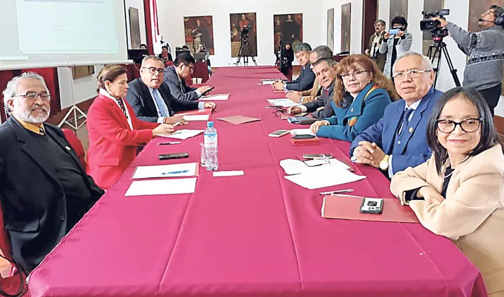 En la casona. Los rectores que apoyan la contrarreforma universitaria eligieron en privado a sus representantes para integrar Sunedu, a pesar del fallo del PJ. En la casona. Los rectores que apoyan la contrarreforma universitaria eligieron en privado a sus representantes para integrar Sunedu, a pesar del fallo del PJ.