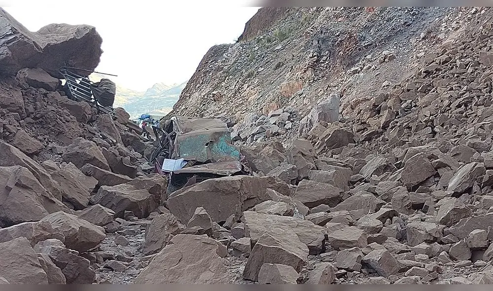 Derrumbes dejaron a auto reducido a chatarra. Foto: PNP-INDECI