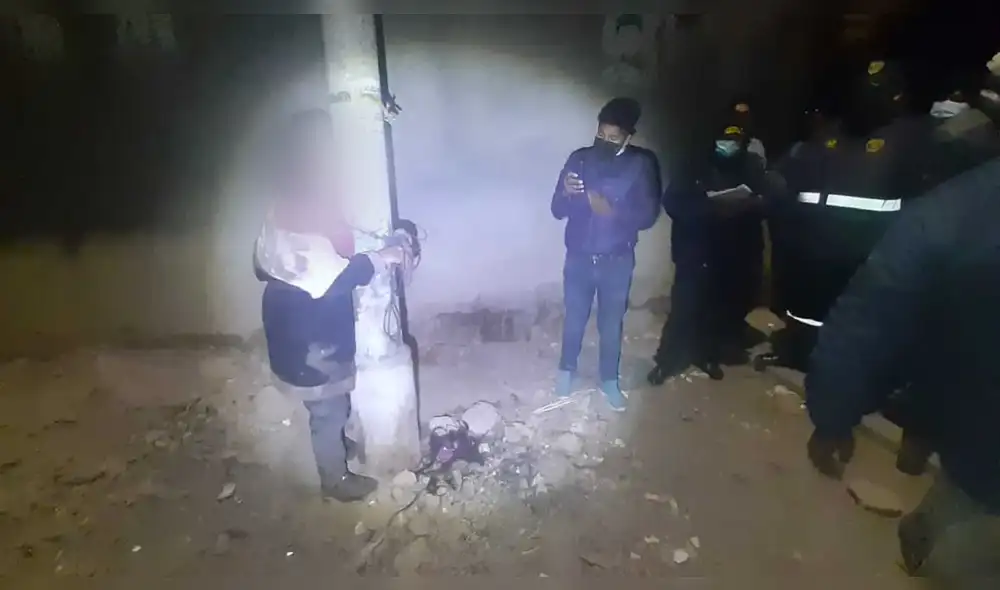 Vecinos de la urbanización Villa Hermosa del Misti de Juliaca ataron a un poste a la mujer. Foto: Radio Onda Azul Vecinos de la urbanización Villa Hermosa del Misti de Juliaca ataron a un poste a la mujer. Foto: Radio Onda Azul