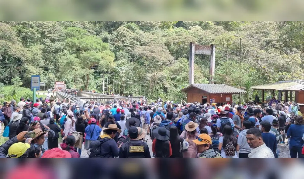 La Ministra Chávez escuchó el pliego de reclamos de los pobladores y se comprometió en volver a Machu Picchu con una solución. Foto: Municipalidad de Machu Picchu