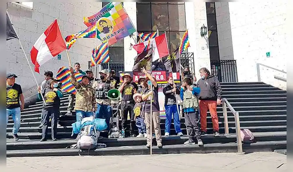 Marcha. En Arequipa los etnocaceristas y seguidores de Antauro Humala anunciaron que inscribirán partido político. Foto: La República Marcha. En Arequipa los etnocaceristas y seguidores de Antauro Humala anunciaron que inscribirán partido político. Foto: La República