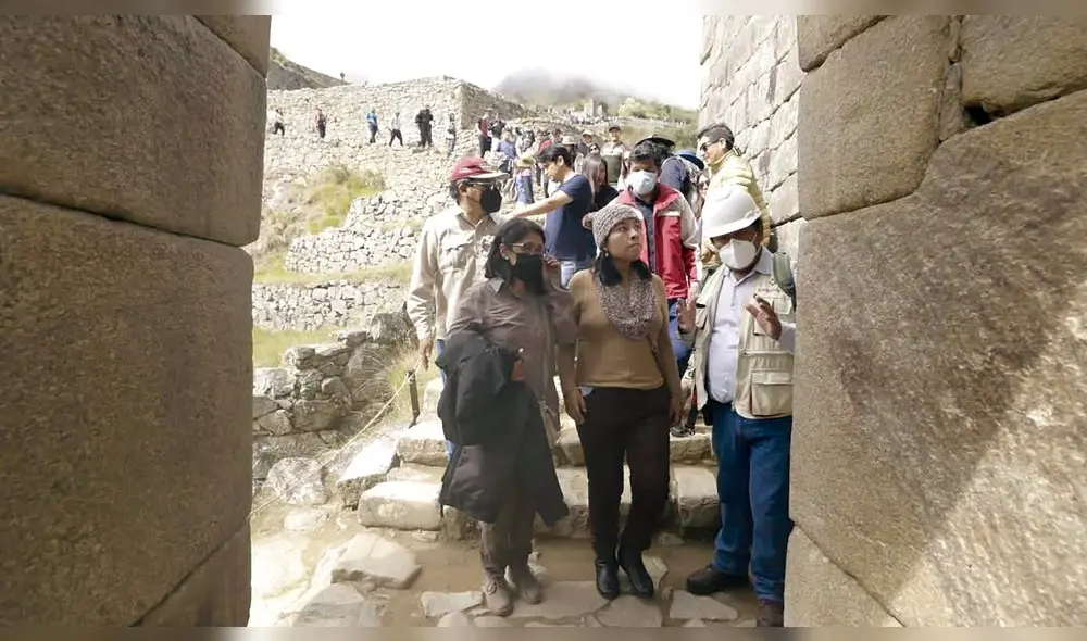 Visita. Ministra Betssy Chávez realizó una visita a la llaqta Inca de Machupicchu para supervisar el estado de los vestigios. Foto: Cortesía