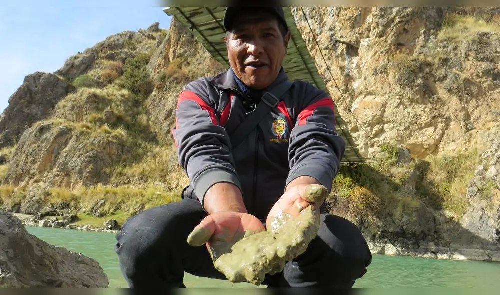 Daño evidente en el Ramis. Rolando Quispe, presidente de la comunidad Túpac Amaru, muestra el barro verde que se asentó en el río Ramis durante años. Foto: La República Daño evidente en el Ramis. Rolando Quispe, presidente de la comunidad Túpac Amaru, muestra el barro verde que se asentó en el río Ramis durante años. Foto: La República