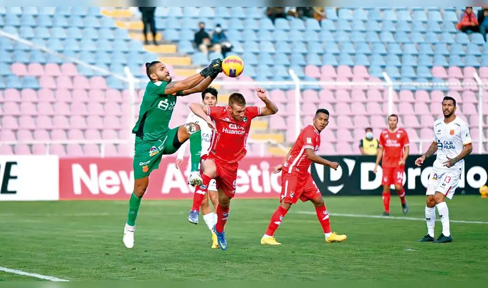 Roja. Fernández tuvo buenas atajadas pero fue expulsado por perseguir a un alcanzabolas. Foto: Liga 1 Roja. Fernández tuvo buenas atajadas pero fue expulsado por perseguir a un alcanzabolas. Foto: Liga 1
