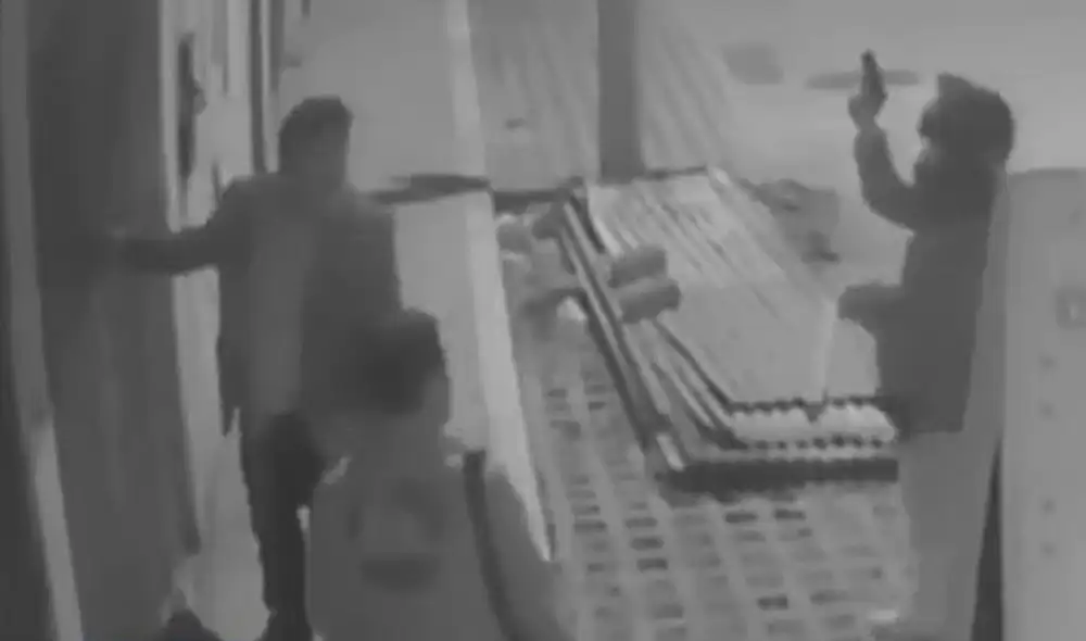 A pesar de que la víctima llevaba un arma de fuego, no pudo utilizarla porque ya estaba herido. Foto: captura América TV A pesar de que la víctima llevaba un arma de fuego, no pudo utilizarla porque ya estaba herido. Foto: captura América TV