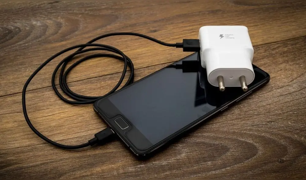 En 2020, Apple comunicó que decidió dejar de incluir el cargador en la caja de sus dispositivos. Foto: Xataka