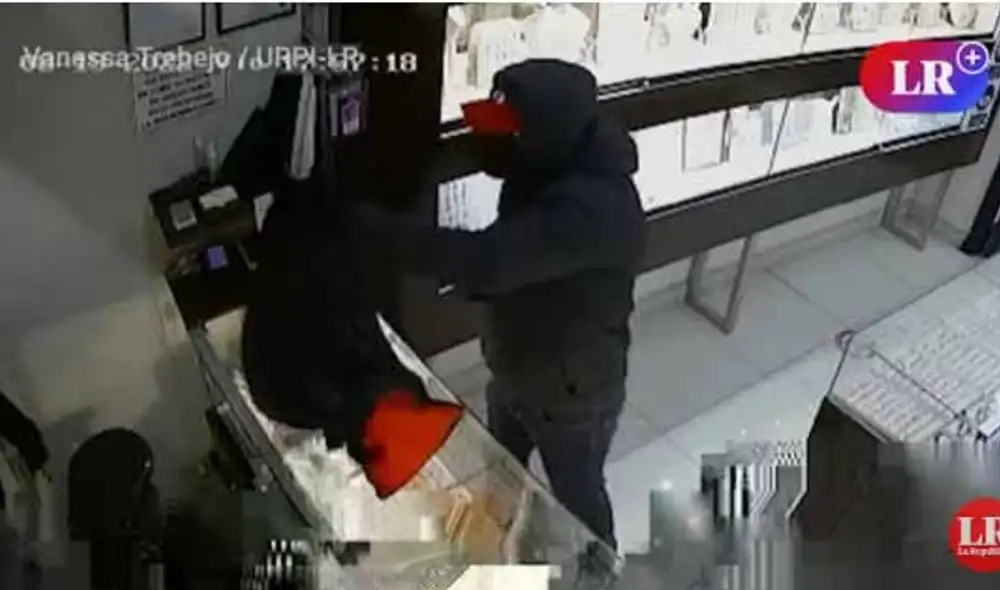 La cámara de seguridad del negoció captó el momento del asalto. Foto La República