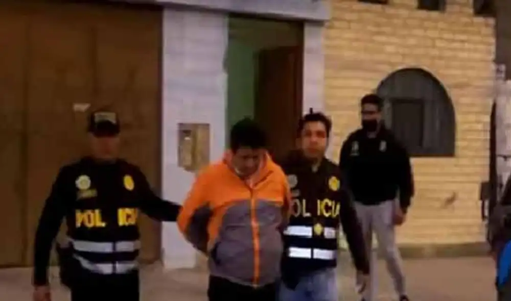 Los delincuentes mostraban una ametralladora calibre 16 para exigir dinero. Foto captura de Panamericana Los delincuentes mostraban una ametralladora calibre 16 para exigir dinero. Foto captura de Panamericana